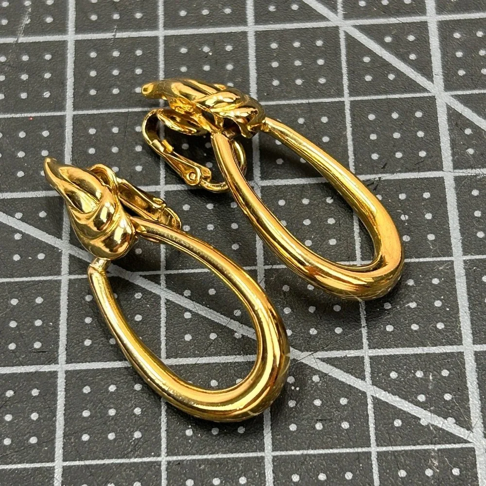 Trifari Vintage Gold Tone‎ Clip On Hoop Earrings Leaf Detail Never Worn